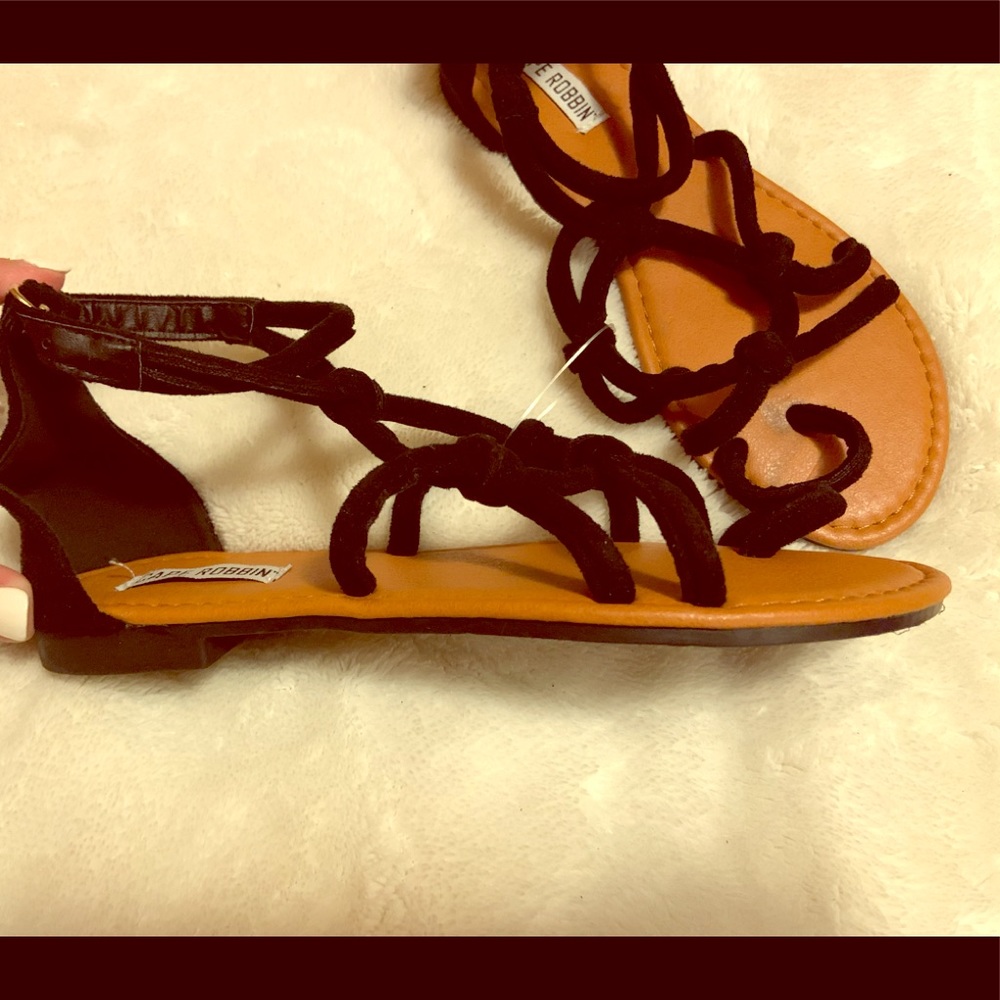 🖤New Strappy Style Sandals🖤